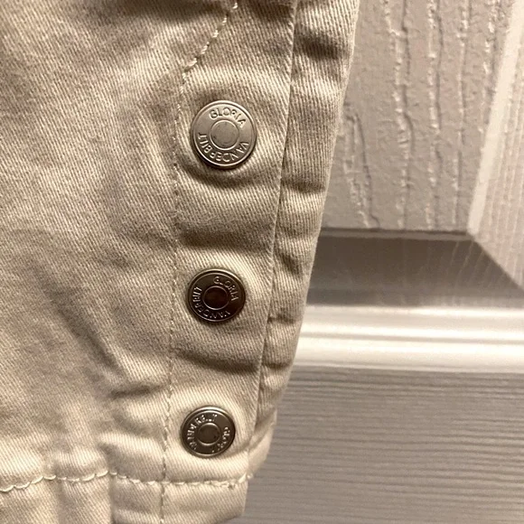 Gloria Vanderbilt All-Around Slimming Effect Cuff Capri. - Picture 3 of 4